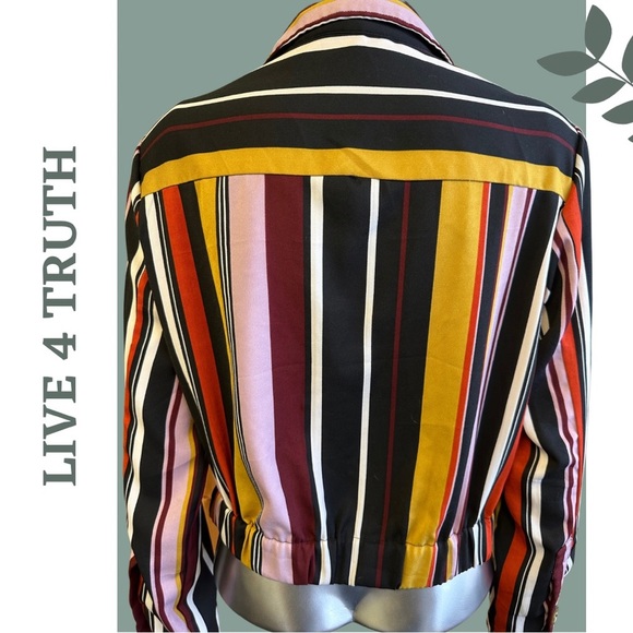 🛍️3/$40 Live 4 Truth Striped Button Up
Pullover Shirt Cropped Multi Color
Medium - Picture 7 of 9